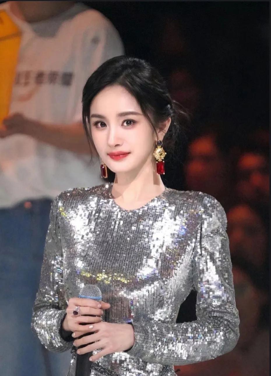 杨幂生图抗打，颜值依旧在线引热议