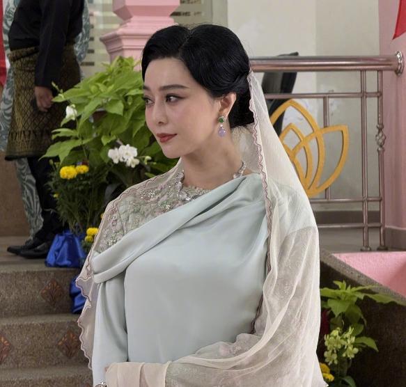 范大美女还是魅力十足！
在国内已经不能出来接演艺活动了，但是到东南亚地区，还是可