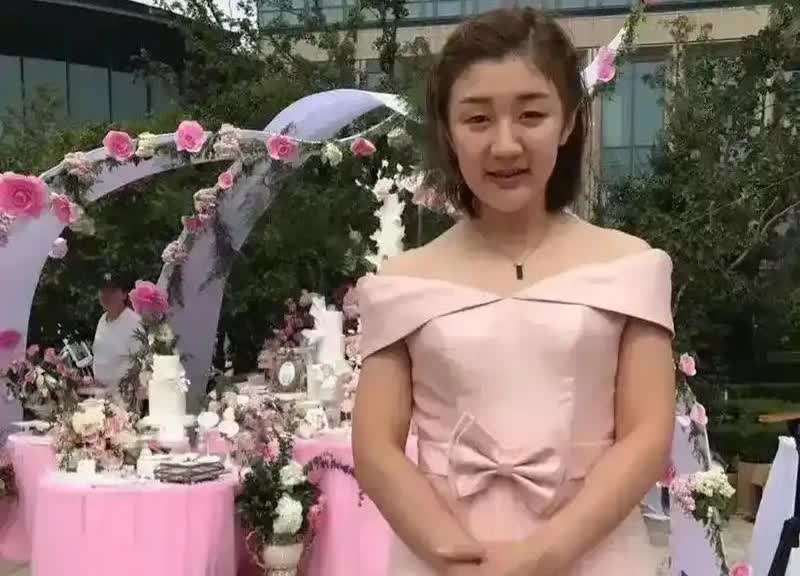 操心这事还得看妈妈！
陈梦妈妈托了黄圣依妈妈，
想让她在上海帮忙留意合适陈梦