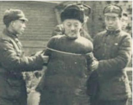 1946年，大汉奸万里浪被判处死刑，执法队长将他绑到刑架上，对着四肢各打一枪后，