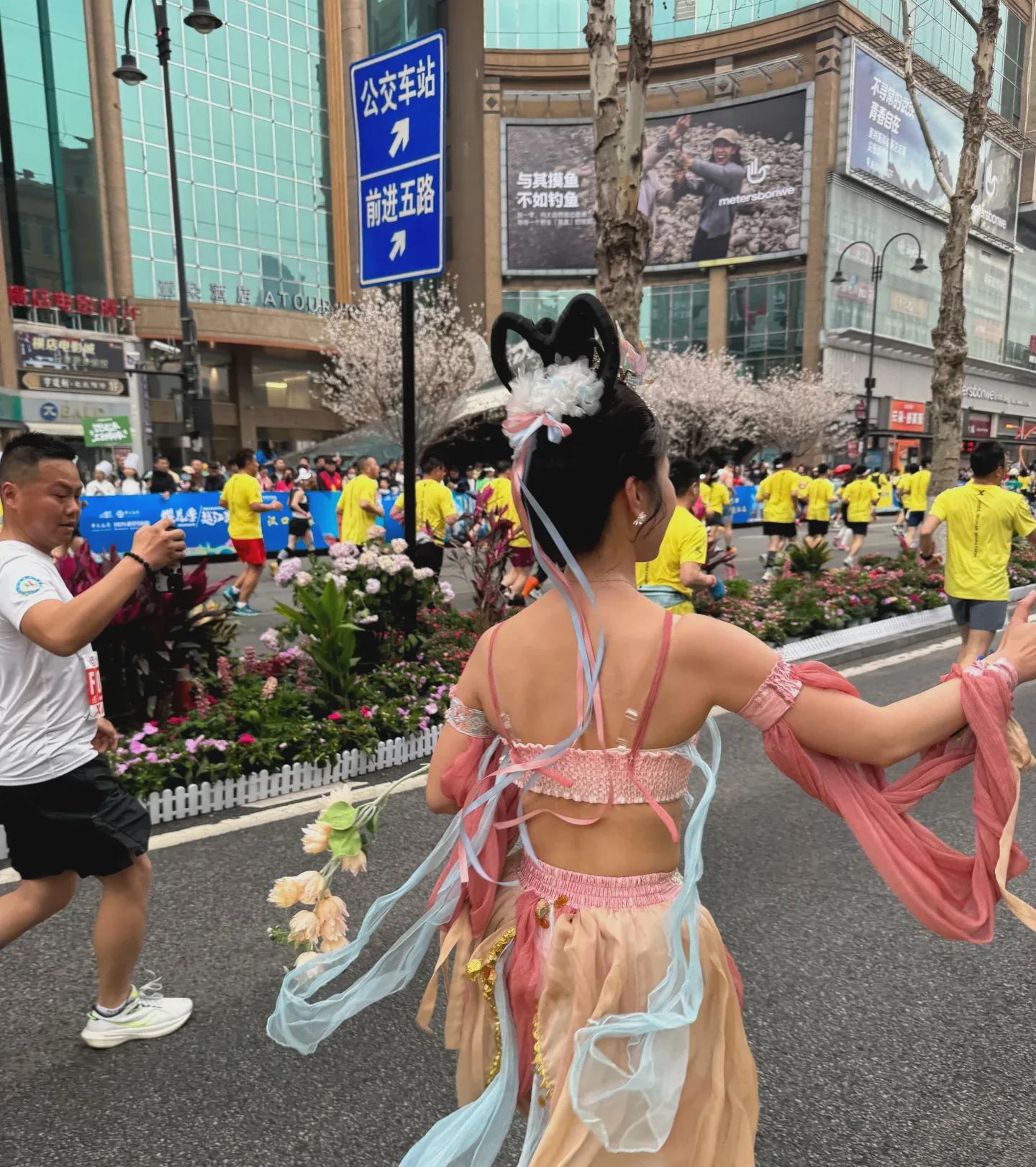 武汉马拉松真精彩，真盛大，简直是全民健身嘉年华，难怪如此火爆，中签率如此之低。听