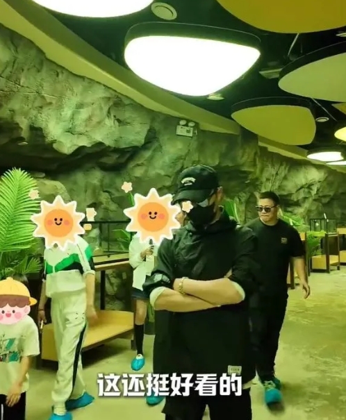 父亲节最忙的就是汪峰了，
一人带仨娃累到不想动！

汪峰感情先不说，对章子怡孩子
