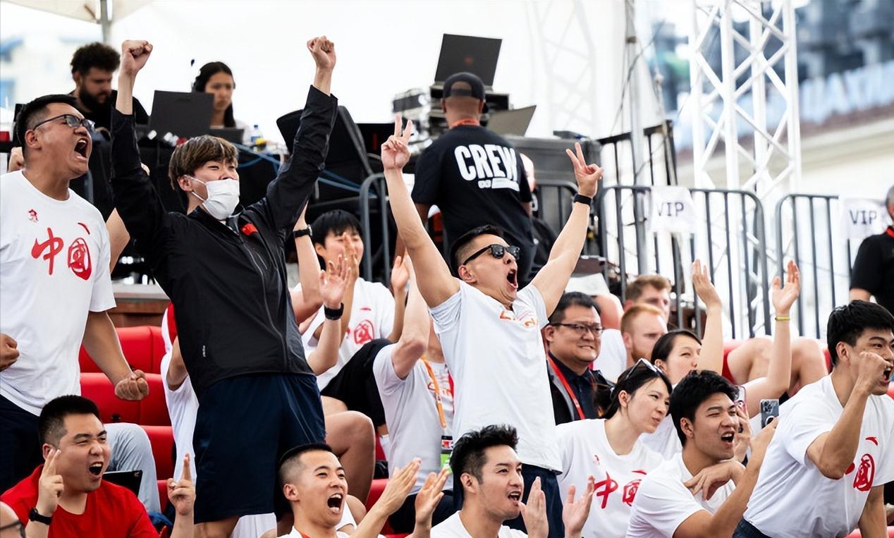 中国三人男篮绝杀了加拿大。
你得承认，在五人制篮球场上，中国男篮与加拿大的差距是