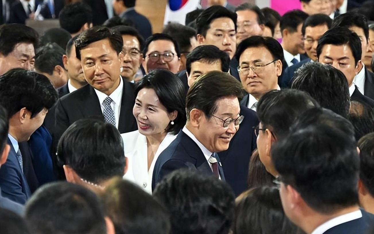 韩国总统李在明长子大婚，致辞强调承认差异的重要性。  



这句发自肺腑的肺腑