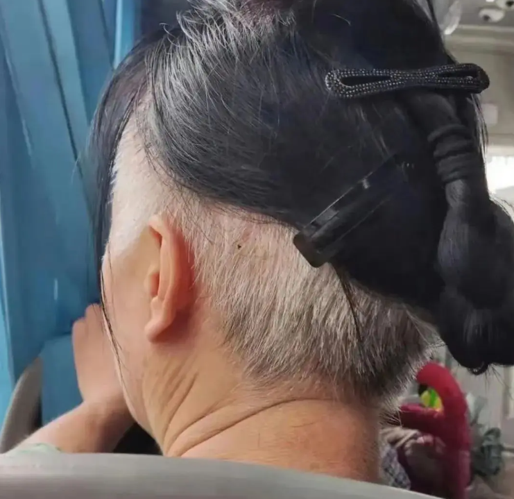 这是带了一个假发套吗？