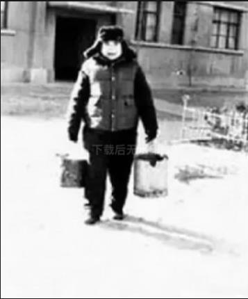 1983年冬天，吴法宪出门买菜归来。

当时，济南刚刚下了一场雪，天气格外地寒冷