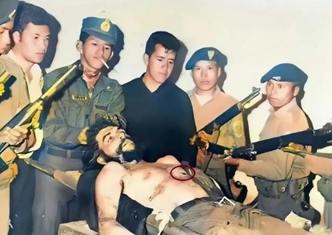 1967年，格瓦拉离世时，他的尸体被敌人剥光衣物，放在手术台上，没有任何生命迹象