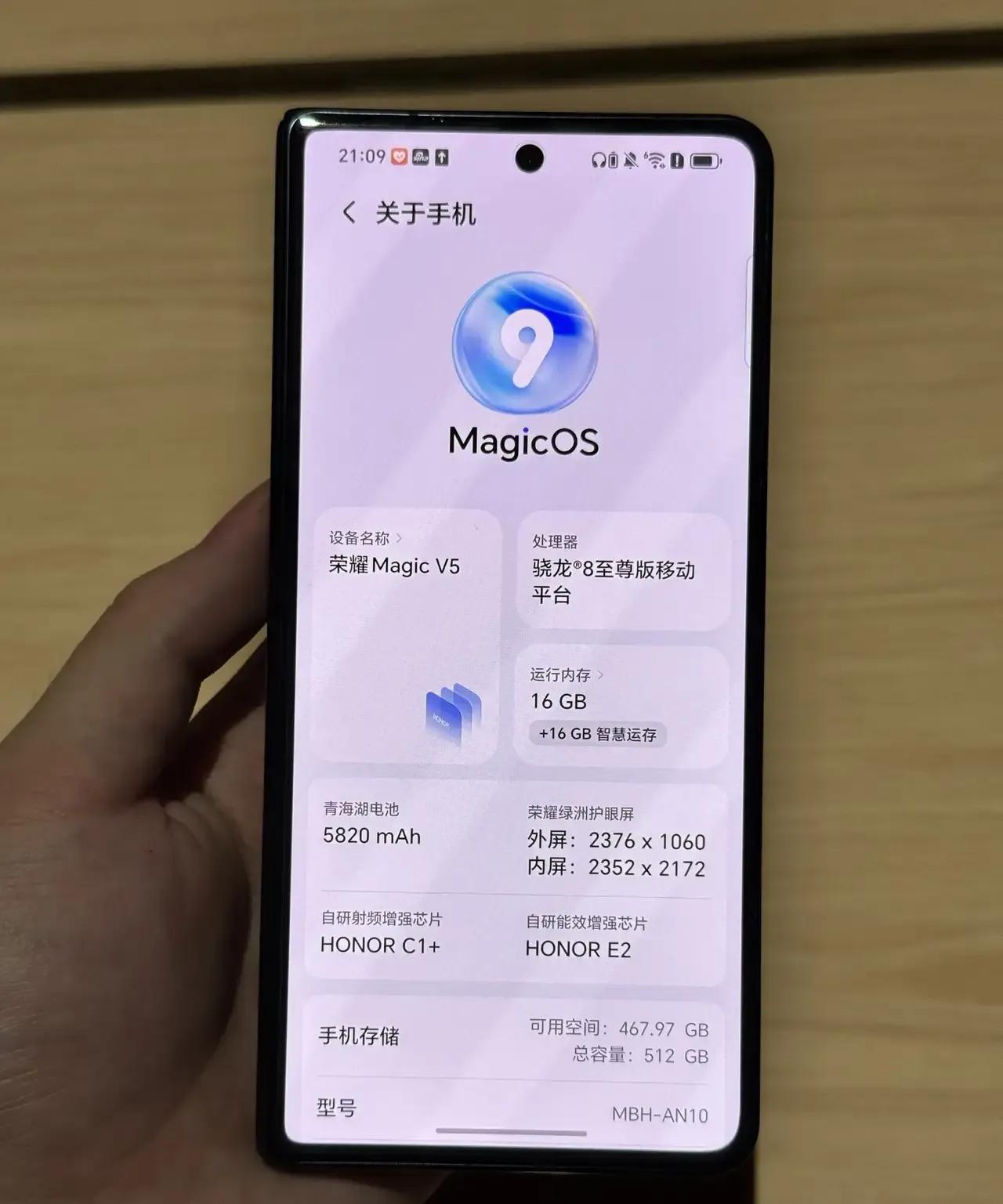 上手第一秒：**“这真是折叠屏？！”**  
**灵魂三连问：**  
荣耀Ma