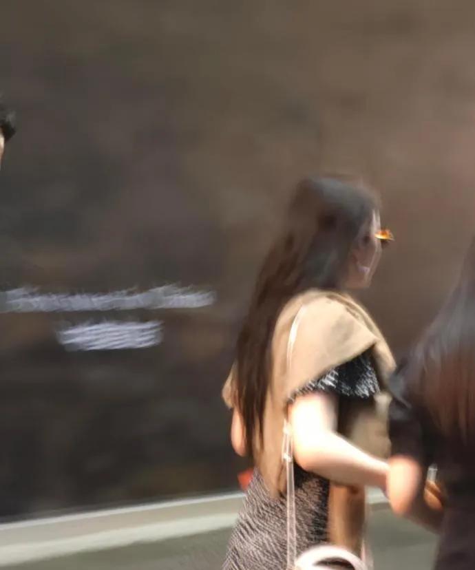 网友在北京三里屯逛街时偶遇刘亦菲和朱珠，两位大美女同框现身，画面十分养眼。此次“