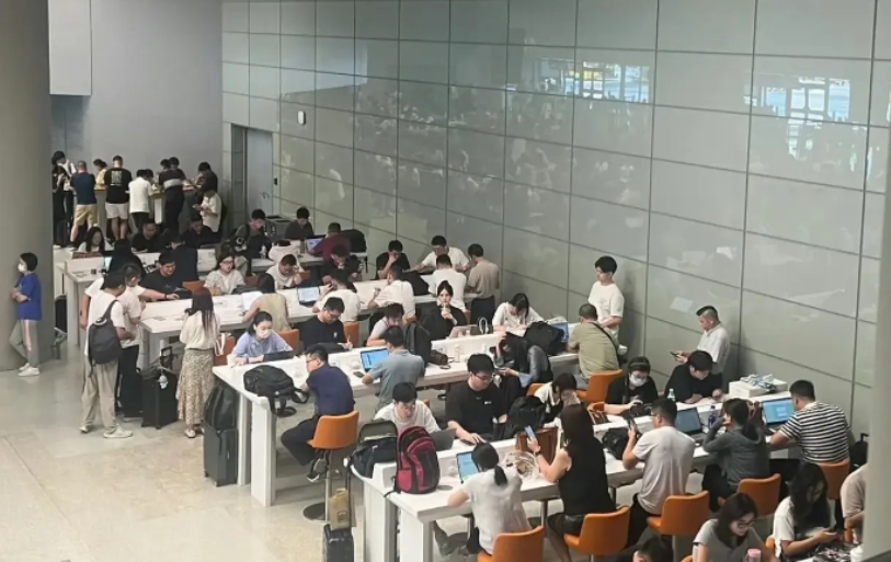 上海虹桥机场，妥妥地班味。