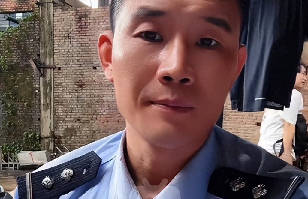[中国赞]9月10日，云南警方接到报案，“嘎子”谢孟伟在直播带货时，身穿警服直播