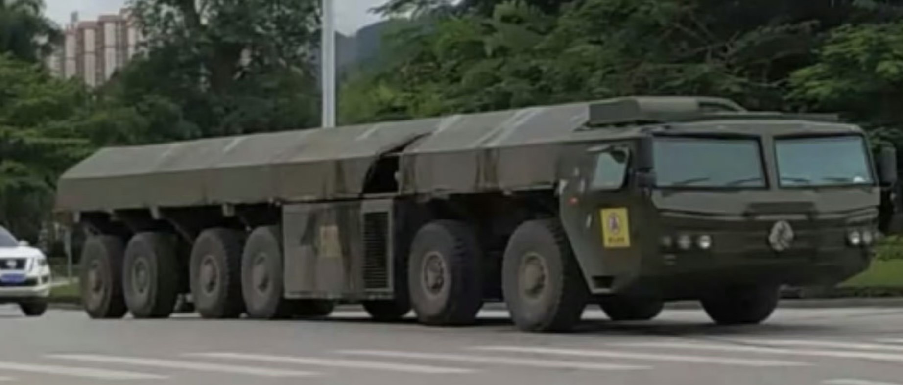 这个新的六轴发射车看起来好扁啊！



不过科幻感还是有的，挺帅。



最近曝