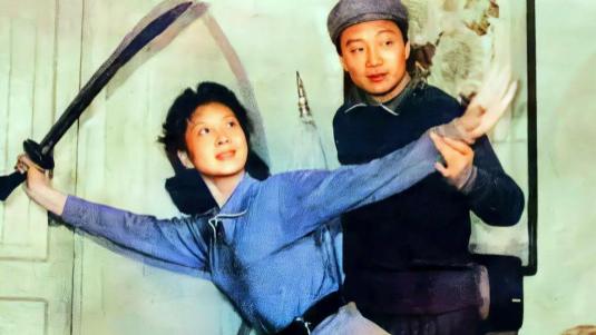 从京剧名伶到银幕传奇：吴海燕的双面人生