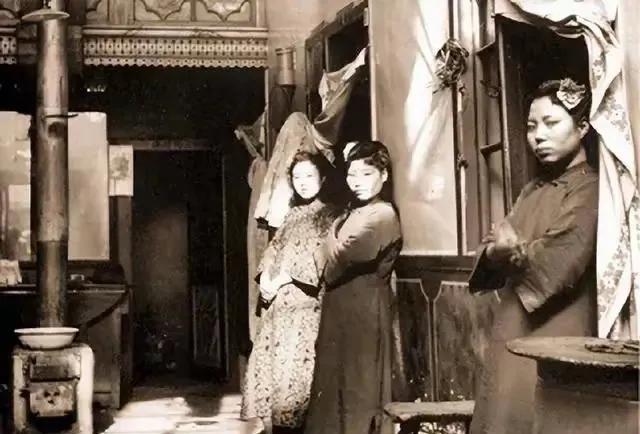 从前是家境贫寒，生活所逼，万般无奈。现如今是好吃懒做，兴高采烈，自由自在。