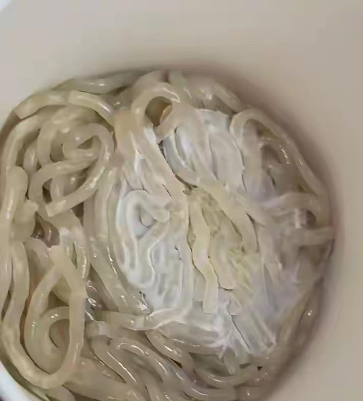 网友买到，
麻六记“严重变质”的酸辣粉，
伴有很大的酸臭味，
客服让他寄回去检测