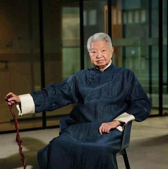 对比金庸倪匡的葬礼，蔡澜的离世太特别！
不办仪式直接火化，
连讣告都推迟两天