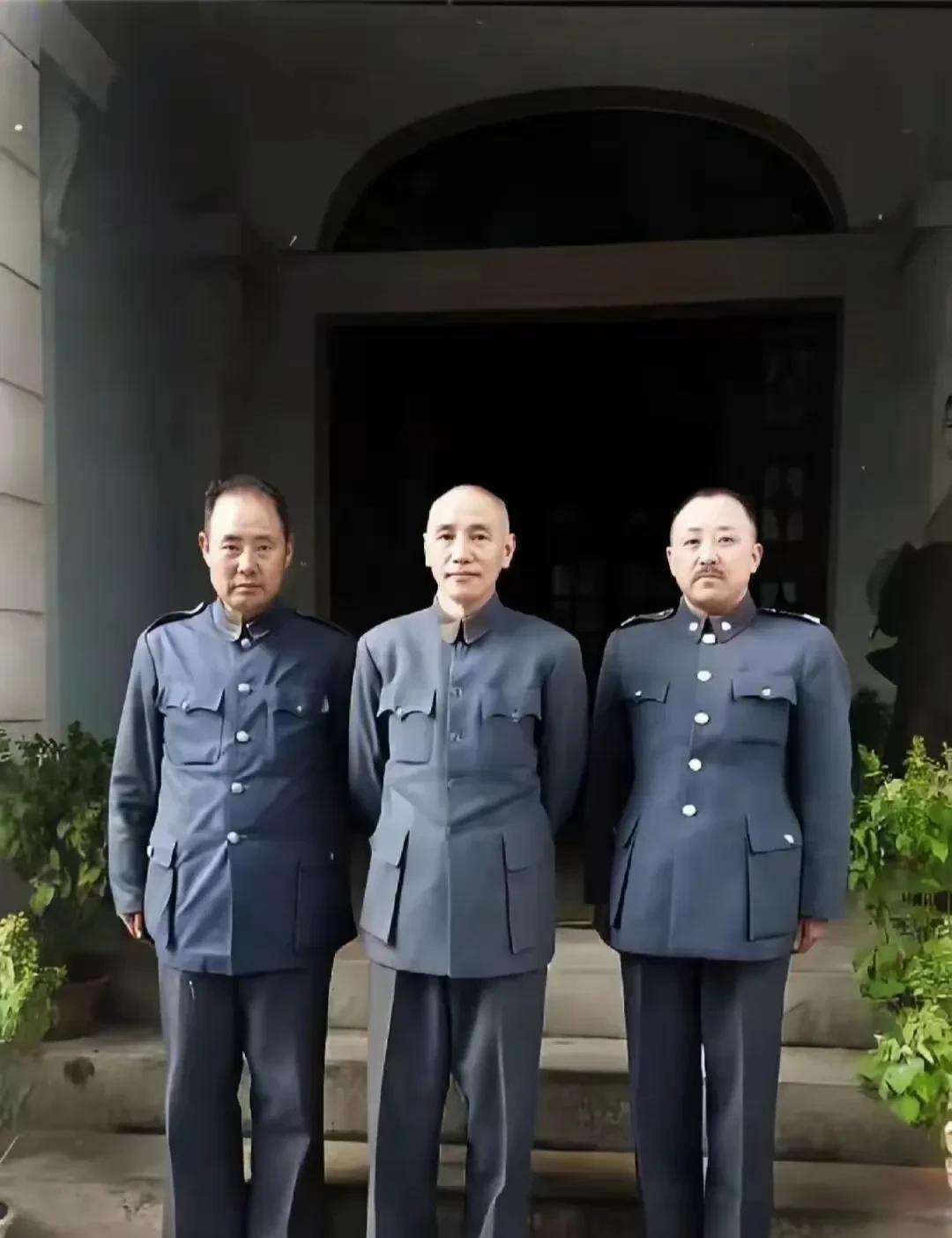 这三个人身高感觉是一样的，基本上都处在一个水平线上，一说这张照片拍摄于1948年