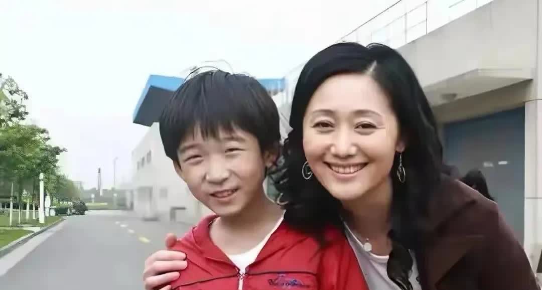 梅婷宠着、闫妮护着，长得不帅气
却让大咖轮流作配，他啥来头？真正的向鹏飞和庄筱