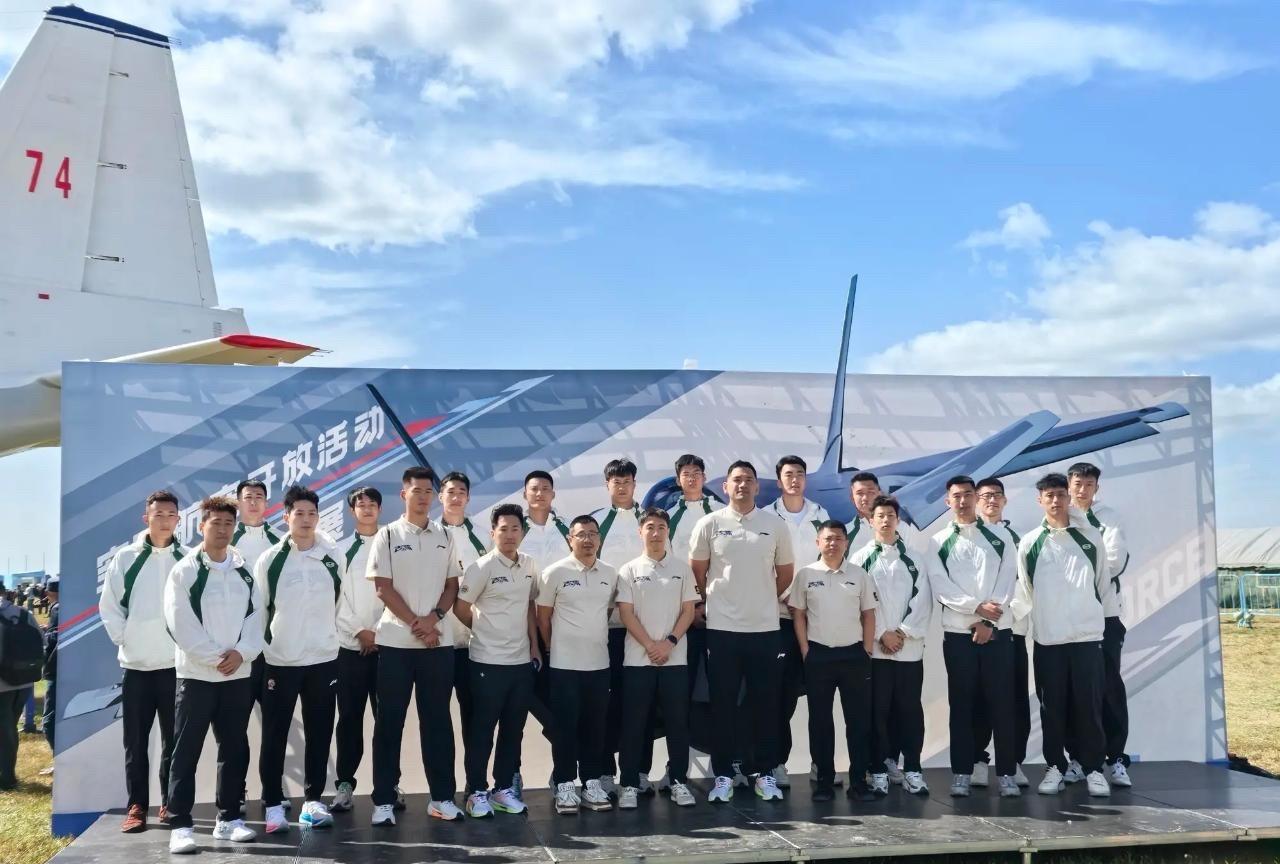 今天是长春航空展预演，不少人都看到了吉林长白山恩都里东北虎男篮的队员们在展板前合