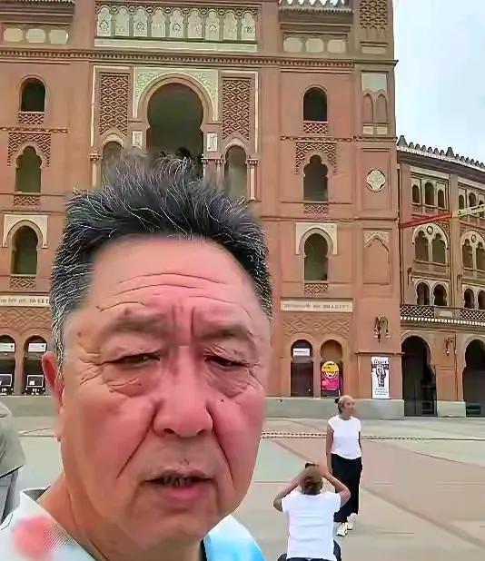 都说谦大爷显老，55岁谦大爷这状态显老不显老？确实有点。这都是让抽烟喝酒烫头闹的