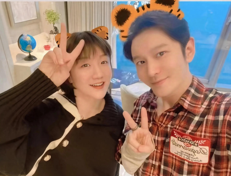 黄晓明低调现身家族聚会，与奥运冠军表妹陈梦同框亮相，毫无明星架子！

作为中国家