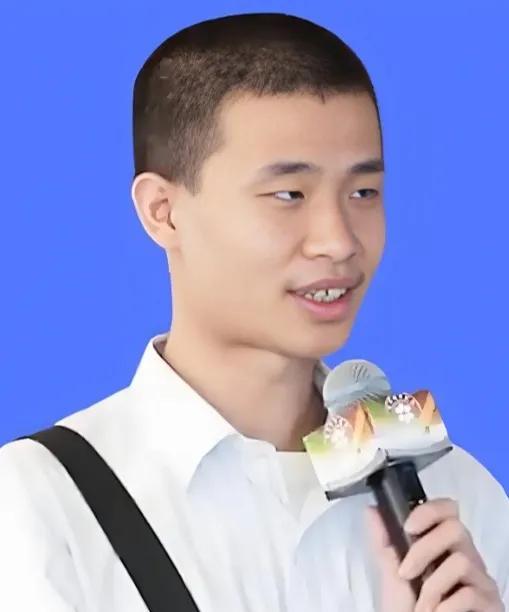 一觉醒来
韦东奕粉丝已经涨到1200多万
短短三天时间就成为全网顶流，像李连杰、