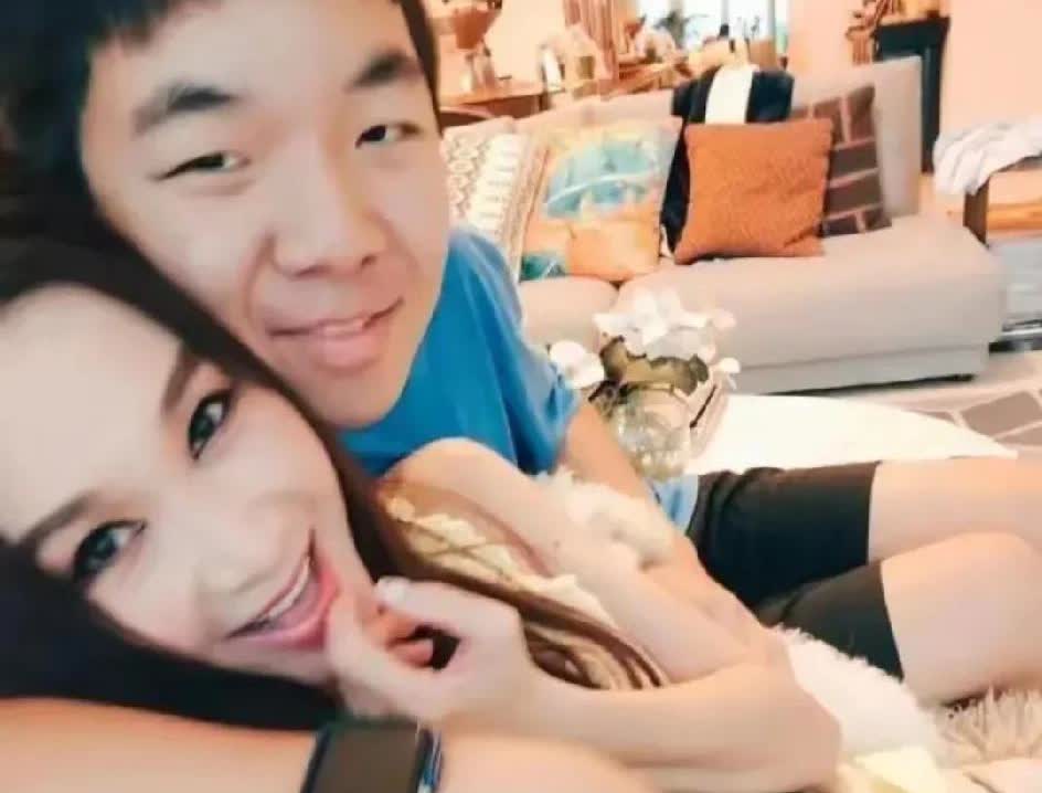 温碧霞生日宴，养子强吻被拦？这画面看着真尴尬啊！

16岁养子何国伦合影时，