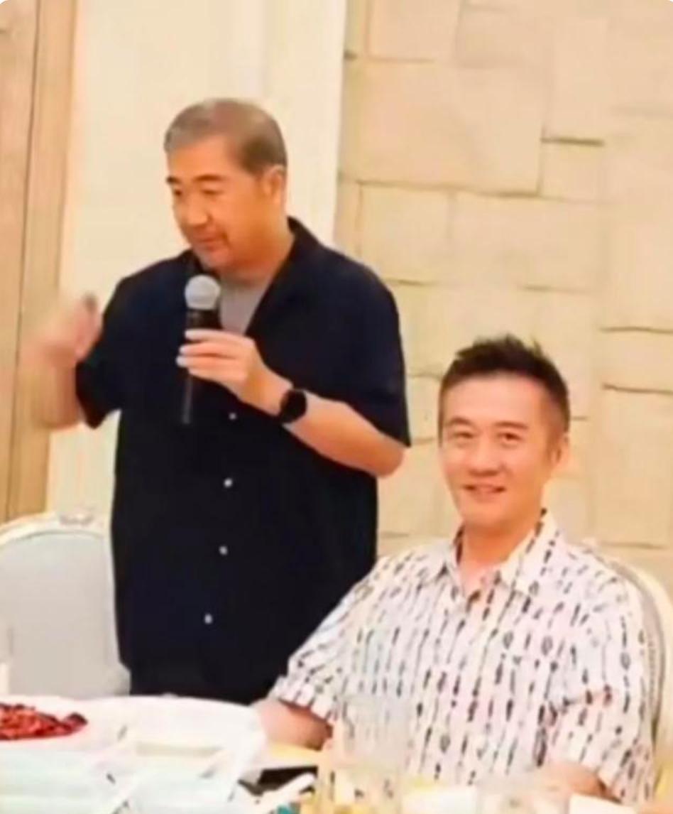 56岁黄志忠参加好友聚会，53岁柯蓝低调现身，70岁张国立罕见亮相。