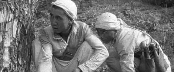1942年，一战士执行任务时尿意袭来，于是便就地解决了起来。结果，就是这不经意间