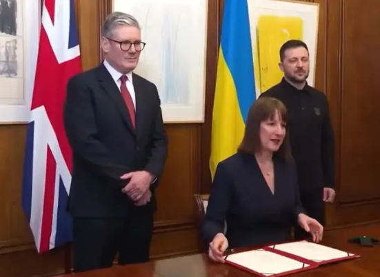 泽连斯基在美国不欢而散之后，直接坐飞机来到英国，在英国的待遇可是最高级别的接待，
