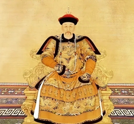 清朝避开了之前王朝所有的坑：
​1.没太监干政，明朝毁于太监。
2.没外戚干政，