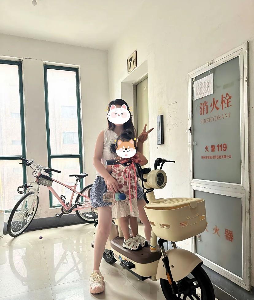 今天坐电梯！碰到这娘俩还给她们吵了一架，这7楼邻居非要推着电车坐电梯，把电车带回