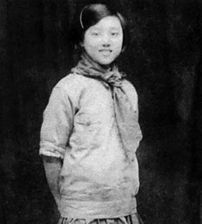 1912年，17岁的徐悲鸿极不情愿地迎娶了16岁的妻子，虽然心里厌恶，可当晚他还