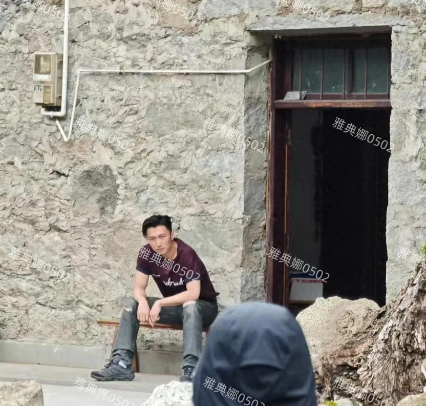 打扮休闲的谢霆锋往土坯房前一坐，像个农村小伙不像明星很接地气
