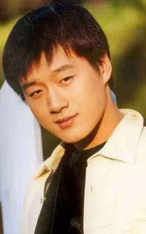 佟大为是1979年出生于辽宁抚顺的内地男演员、歌手。毕业于上海戏剧学院，1998