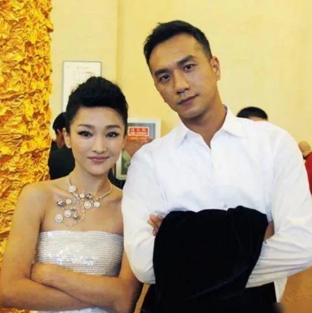 2004年，黄觉和徐静蕾相爱，让周迅大吃一惊，她好心提醒黄觉：“徐静蕾这人可不简