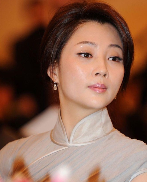 殷桃与祖峰在《时尚女编辑》中的吻戏，足足拍了六遍才过关。原来，殷桃与祖峰的妻子刘