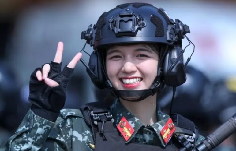 越南阅兵式彩排中的女兵和女特警。
其实我不太明白，都迷彩服了，
领章为什么不用低