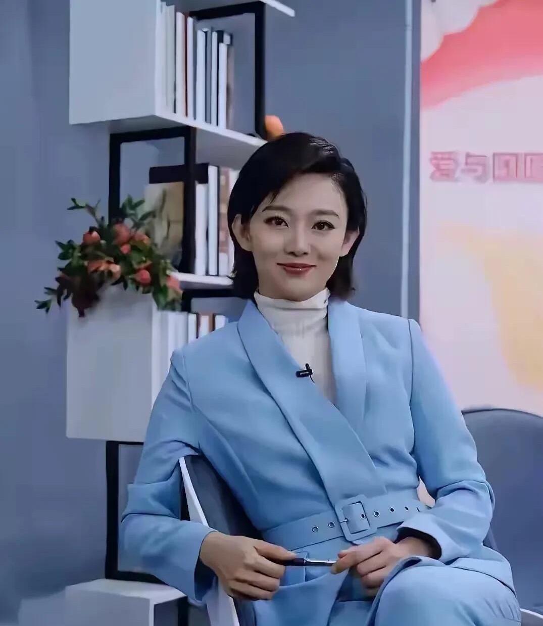说实话她比龙洋可好看多了，颜值这么好看，大大的眼睛，端庄的五官，短发利落时尚，怎