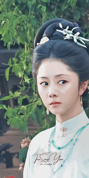 虽然每天都要看松韵，但还是被这张伟大的天然脸惊艳到了！
这是怼脸拍呀！近距离看松