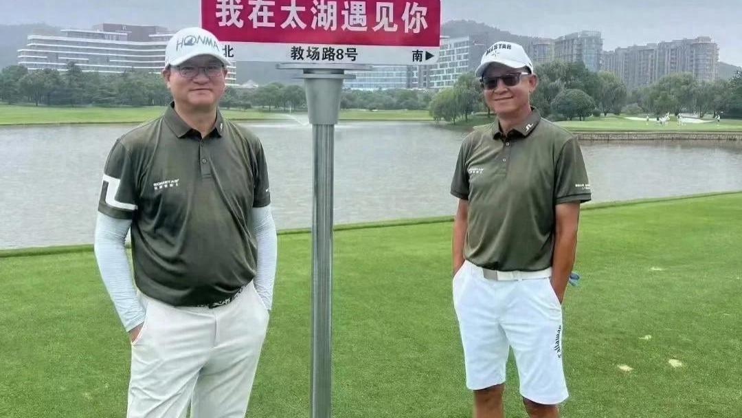 59岁王志文在上海，和朋友打高尔夫球，又高又瘦，脸上老态好明显