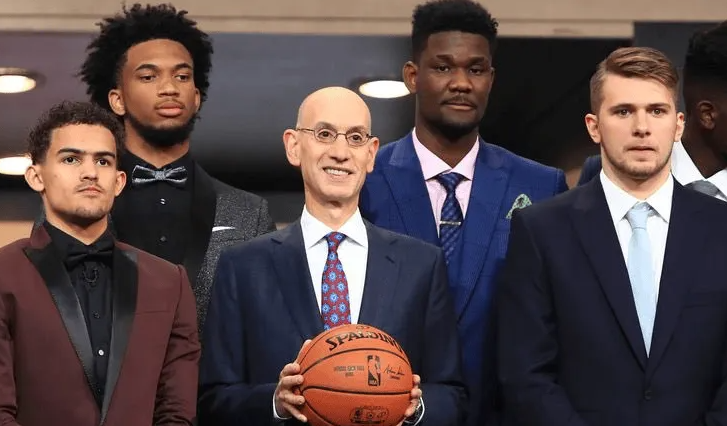 NBA Memes晒出一张照片，与球迷分享。
照片中显示的是2018届选秀大会的