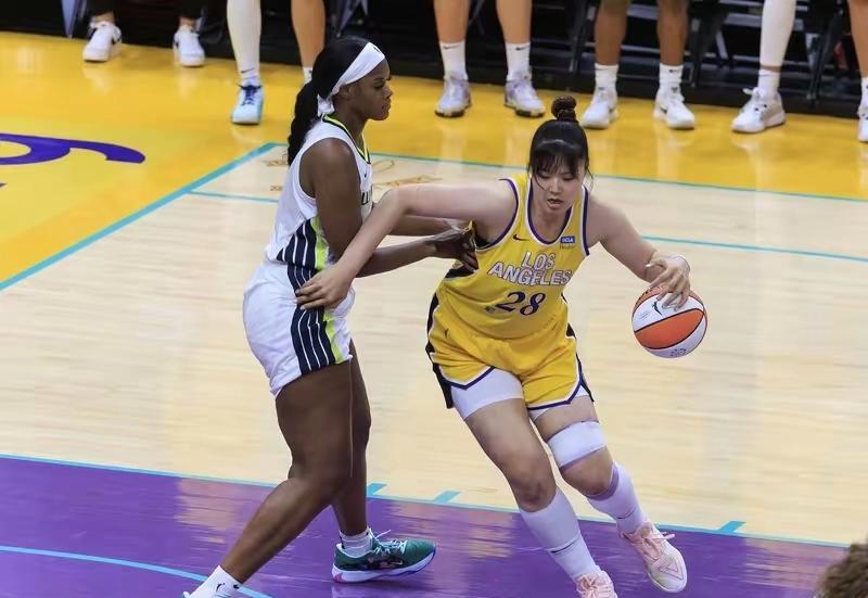 中国女篮，小宝李月汝结束土耳其联赛后，加盟西雅图风暴队重返WNBA。今年1月她被
