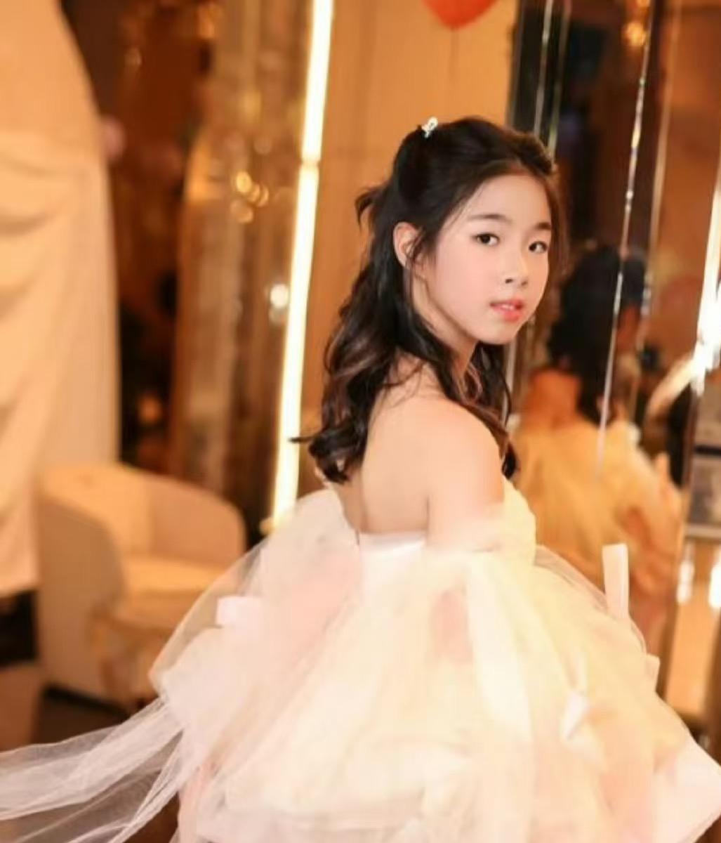 问我老公，要是我们女儿也想要像黄奕女儿那样去韩国做练习生，出道当偶像，你会同意吗