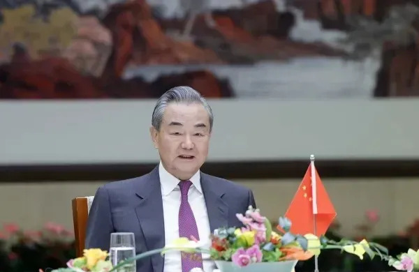 印度航母掉头了











妈呀！印度航母这次玩儿得真够玄乎的，刚露面