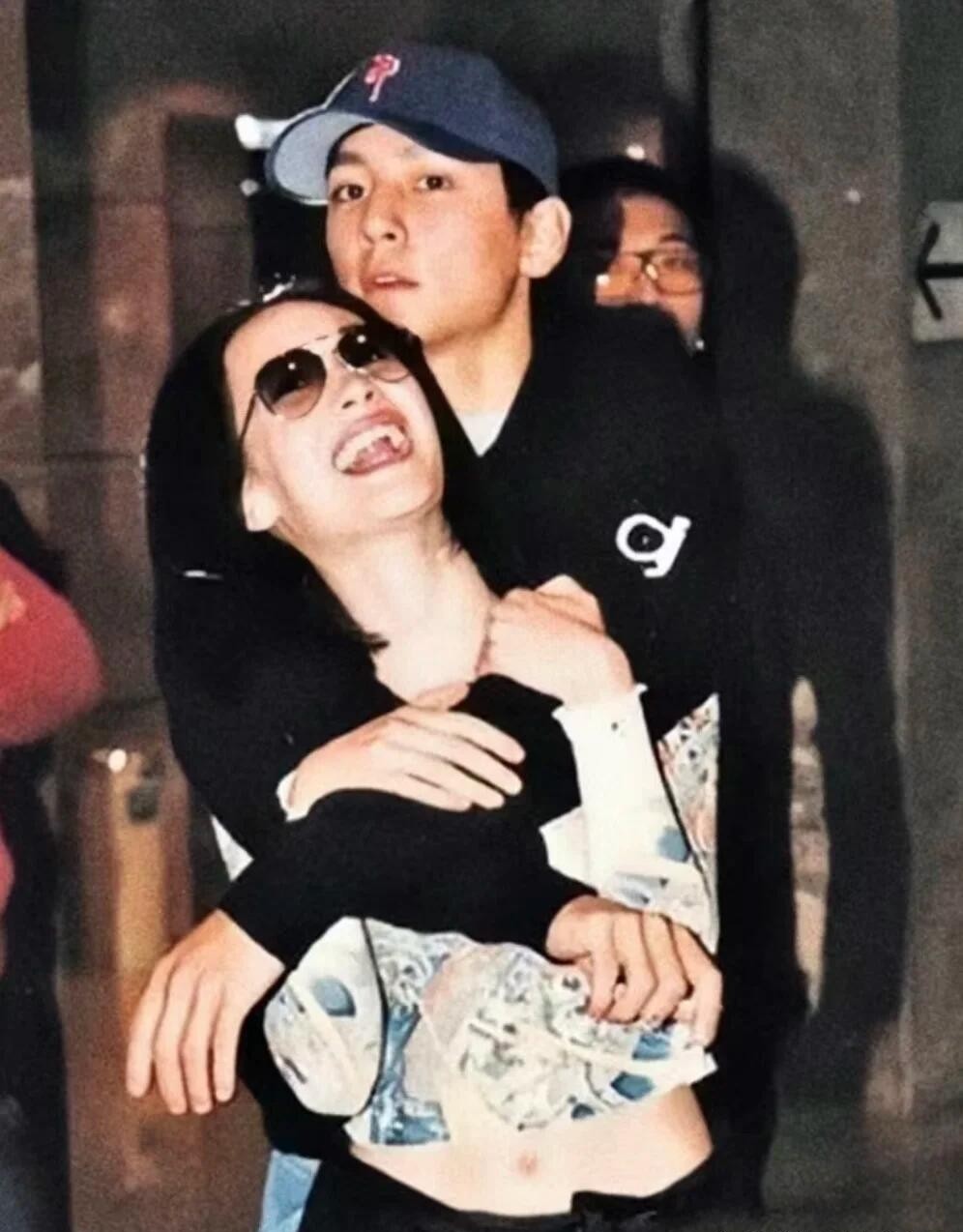 翻出老照片里的甜蜜瞬间，那些年在街头被偶然拍到的情侣，如今看来依然让人嘴角上扬。