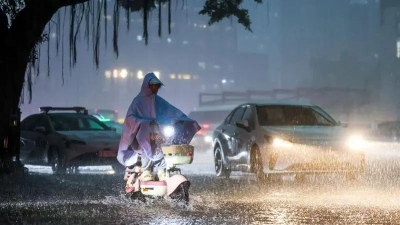 暴雨红警高悬时：穿透雷雨的‘隐形电波’从何而来
