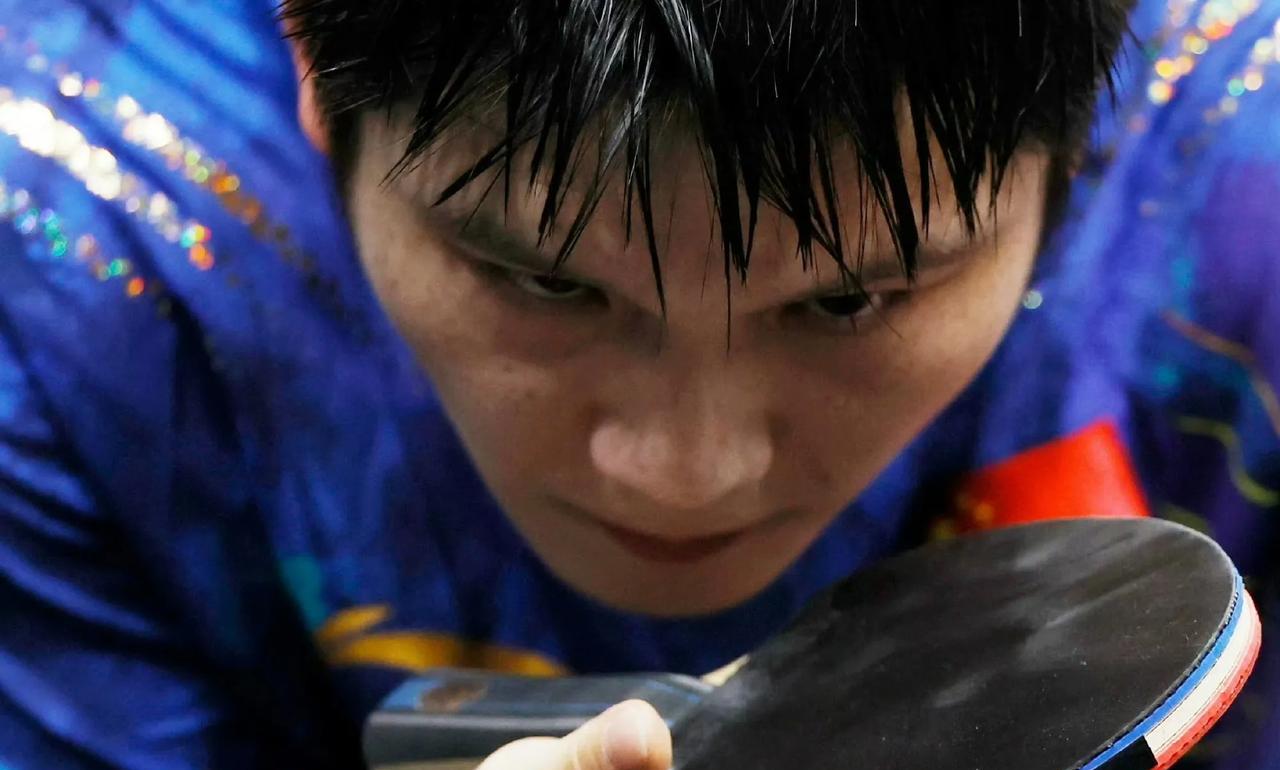 当身体濒临极限，不屈的意志会带你突出重围。
看到樊振东这样的一张图片除了心疼还有