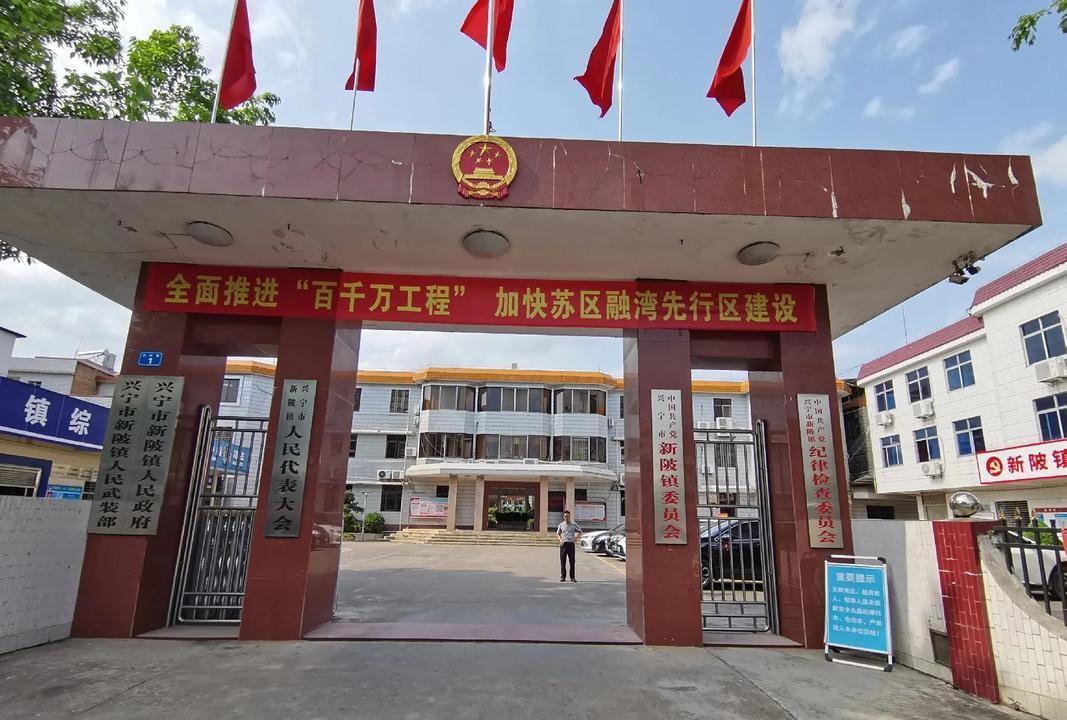 在咱们江苏，2000年前后大规模的乡镇撤并后，基本上小乡都已经被合并为镇了。因此