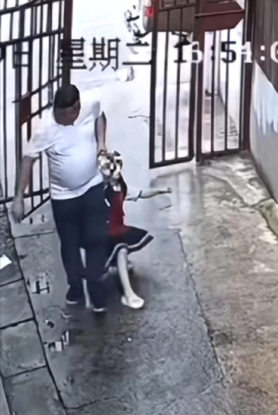 如何避免孩子落入这样的险境？
（男孩女孩都一样）
1，不要搭理任何陌生人，哪怕长